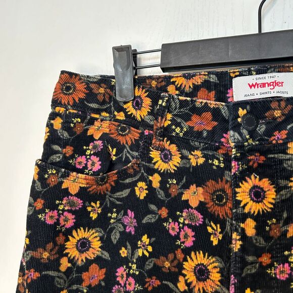 Wrangler high-rise fierce flare floral corduroy pants Size - Picture 6 of 14